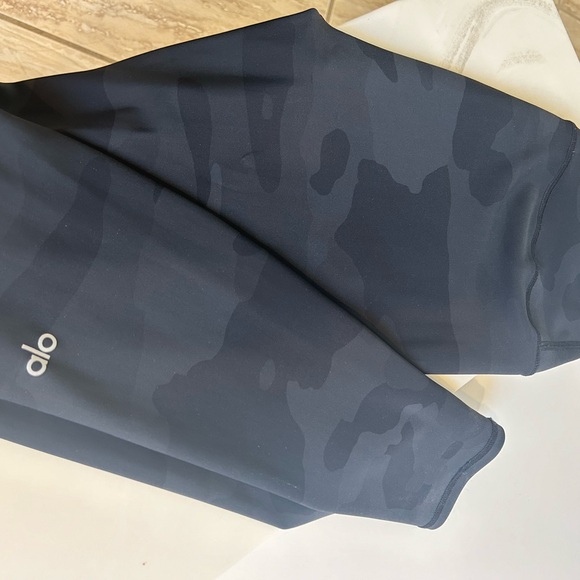 🔥Like New! ALO High Waisted “Camo print” Yoga Legging Size M - Picture 5 of 5